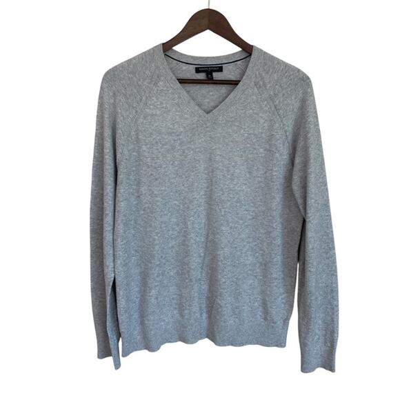 Banana Republic Light Gray V-Neck Lightweight Sweater - Medium - Picture 1 of 4